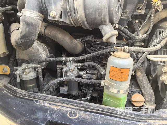 液压泵舱室正面整体（整机外观）