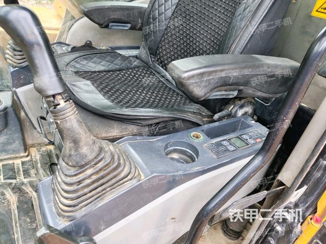 座椅左侧控制台/音响/含左手柄（驾驶室部分）