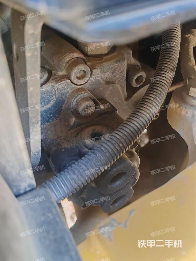 液压泵舱室正面整体（整机外观）