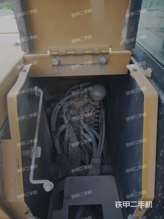 回轉(zhuǎn)馬達(dá)和主控閥（整機(jī)外觀）