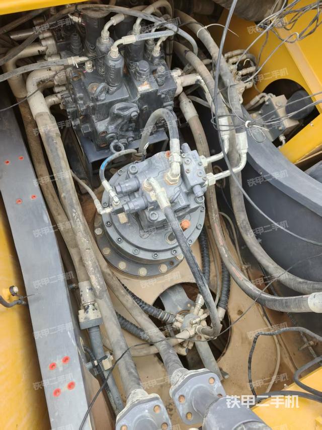 回转马达和主控阀（整机外观）