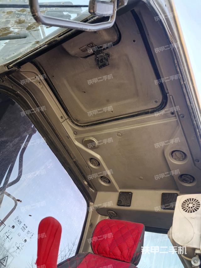 駕駛室頂部（整機外觀）