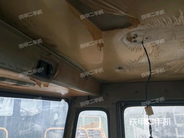 駕駛室頂蓬內(nèi)（壓路機駕駛室）