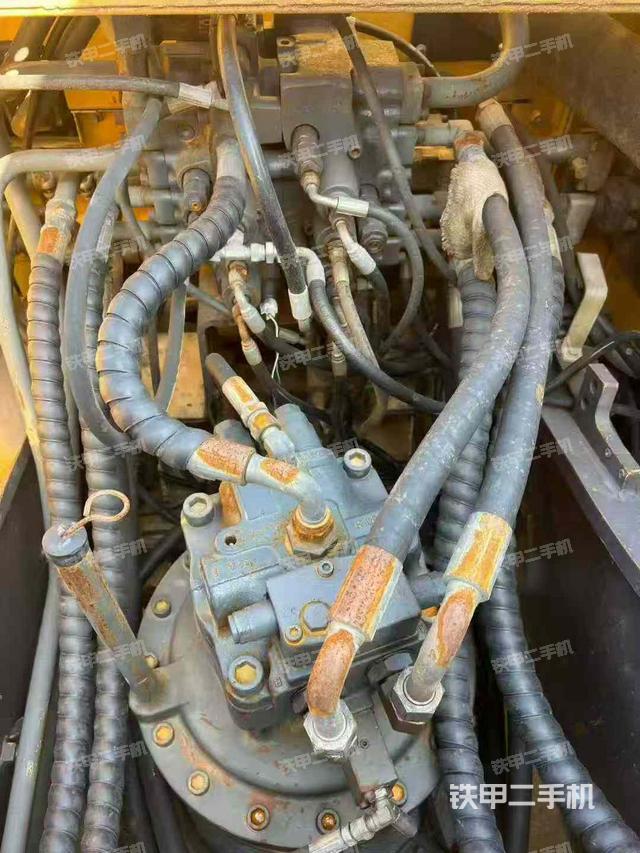 回轉(zhuǎn)馬達(dá)和主控閥（整機(jī)外觀）