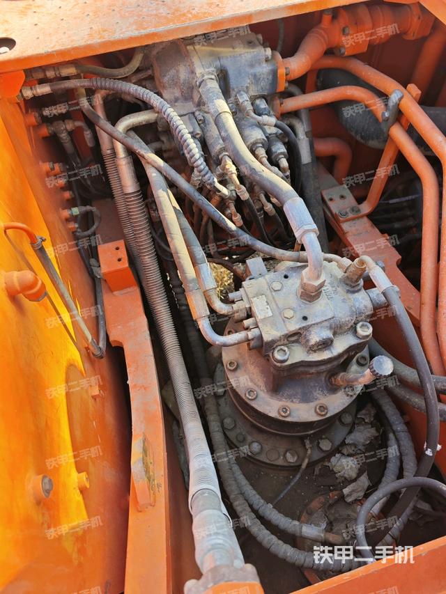 回转马达和主控阀（整机外观）