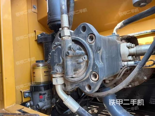 液压泵舱室正面整体（整机外观）