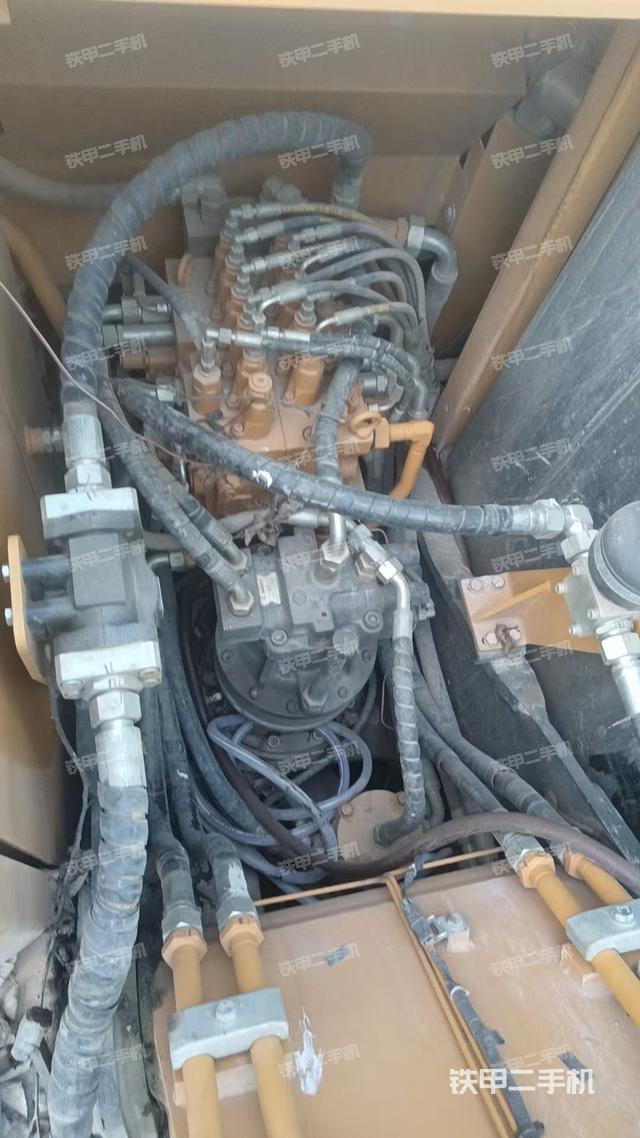 回转马达和主控阀（整机外观）