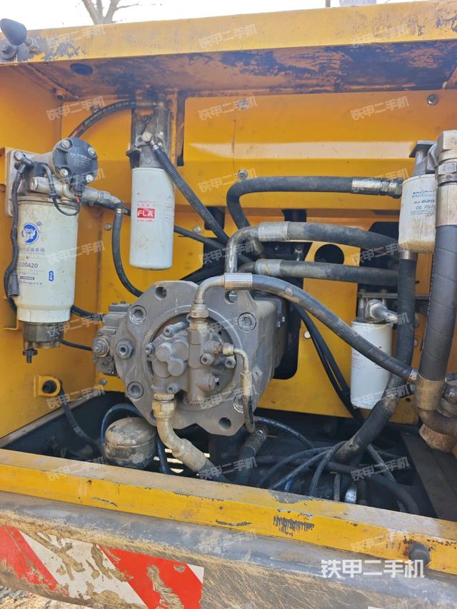 液压泵舱室正面整体（整机外观）