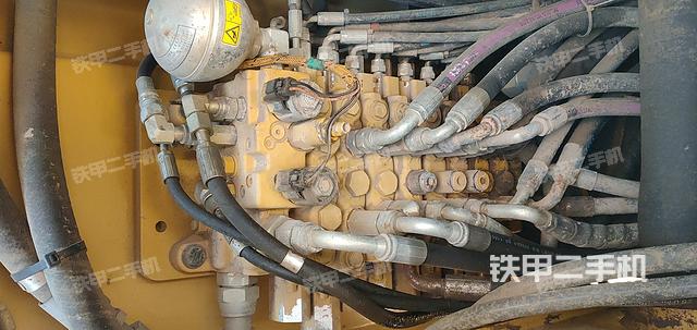 回转马达和主控阀（整机外观）