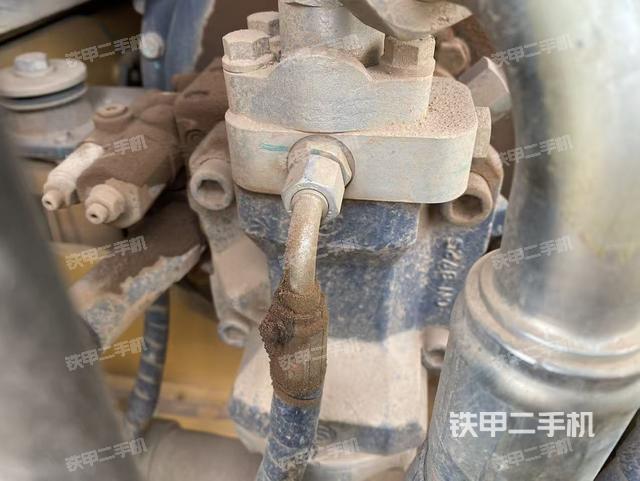 液压泵舱室正面整体（整机外观）