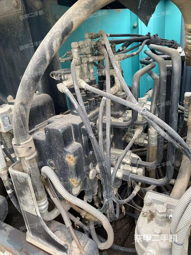 回转马达和主控阀（整机外观）