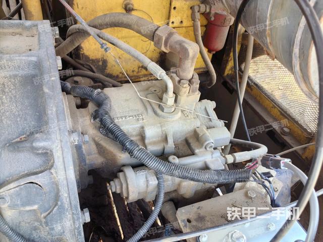 液压泵舱室正面整体（整机外观）