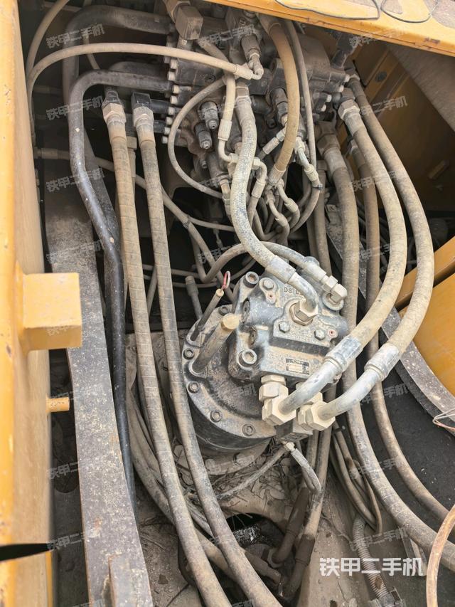 回轉(zhuǎn)馬達(dá)和主控閥（整機(jī)外觀）