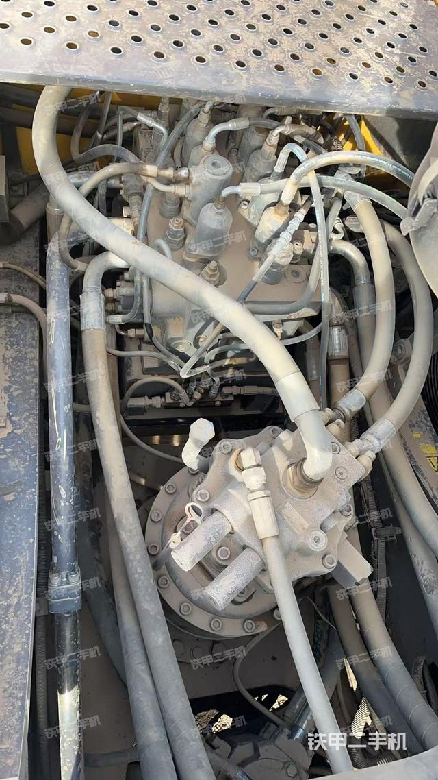 回轉(zhuǎn)馬達(dá)和主控閥（整機外觀）