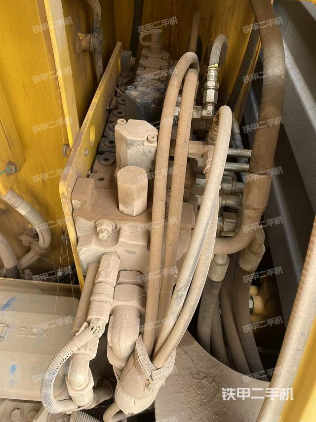 回转马达和主控阀（整机外观）