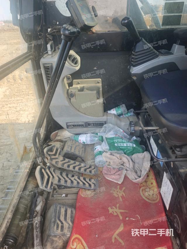 行走控制手柄和踏板 俯拍（驾驶室部分）