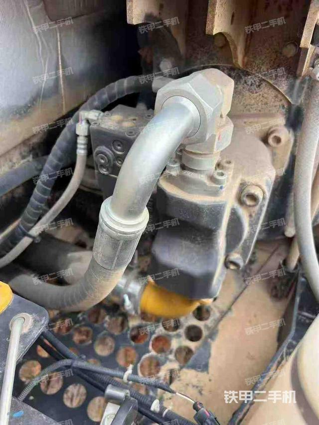 液压泵舱室正面整体（整机外观）