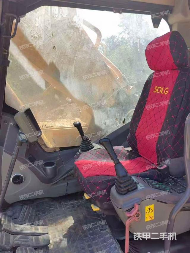 駕駛室整體（整機(jī)外觀(guān)）