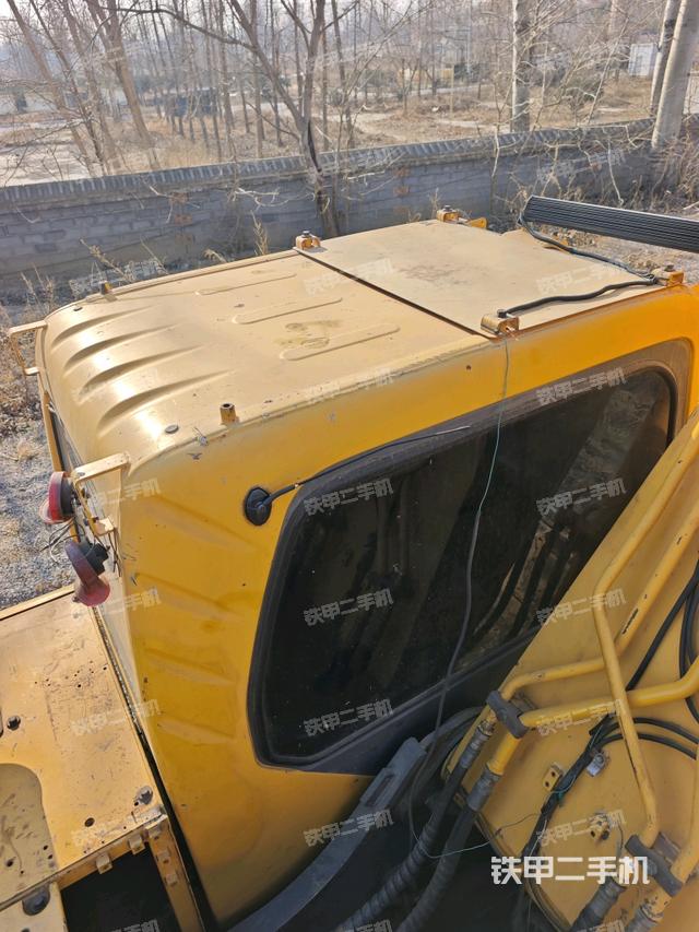 駕駛室頂部（整機外觀）