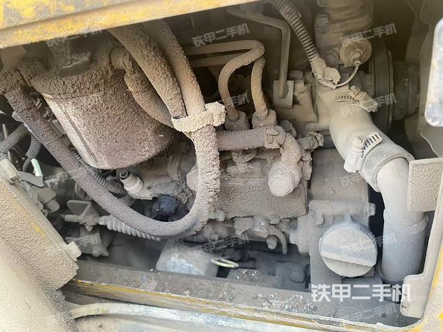 液压泵舱室正面整体（整机外观）