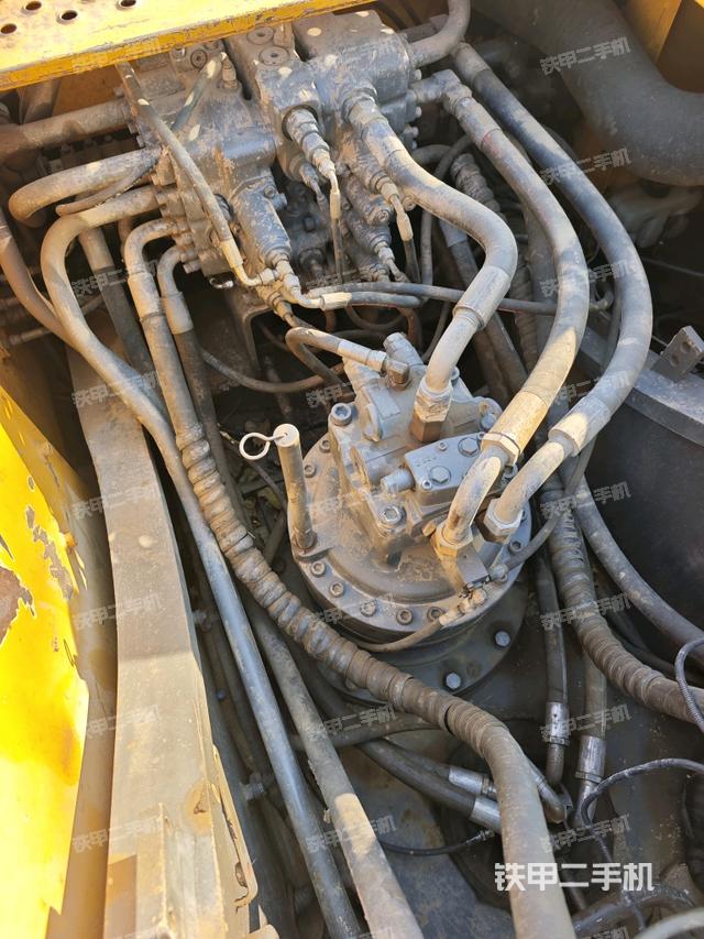 回转马达和主控阀（整机外观）