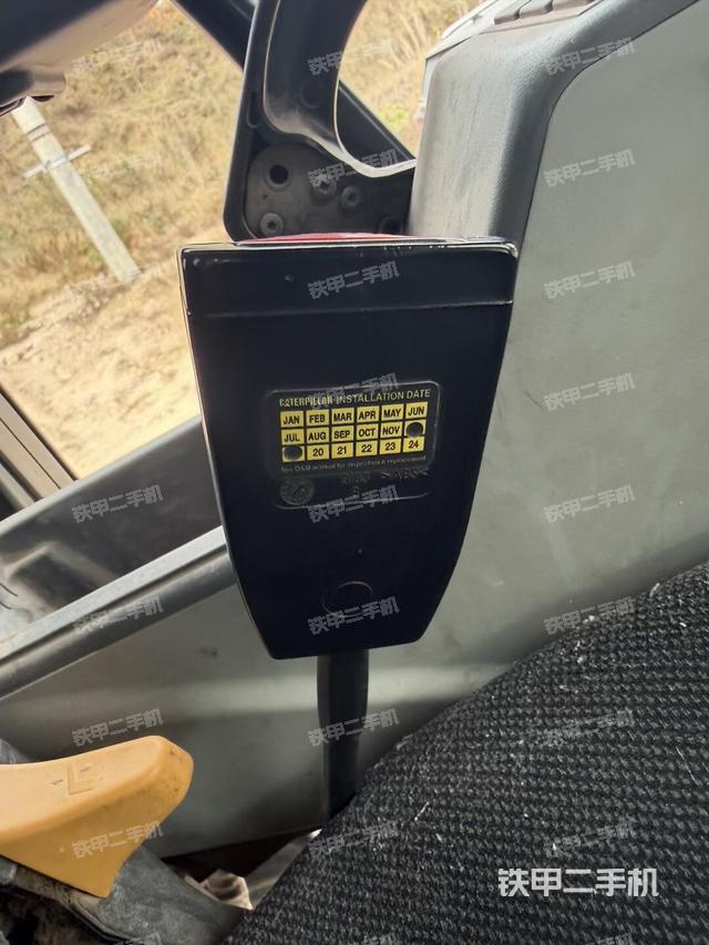 行走控制手柄和踏板 俯拍（驾驶室部分）