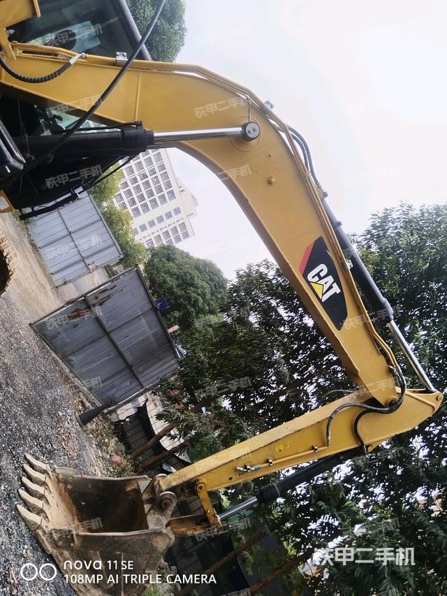 大臂油缸整体 竖拍（工作和回转装置）