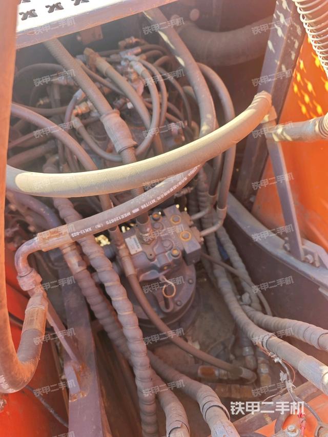 回转马达和主控阀（整机外观）