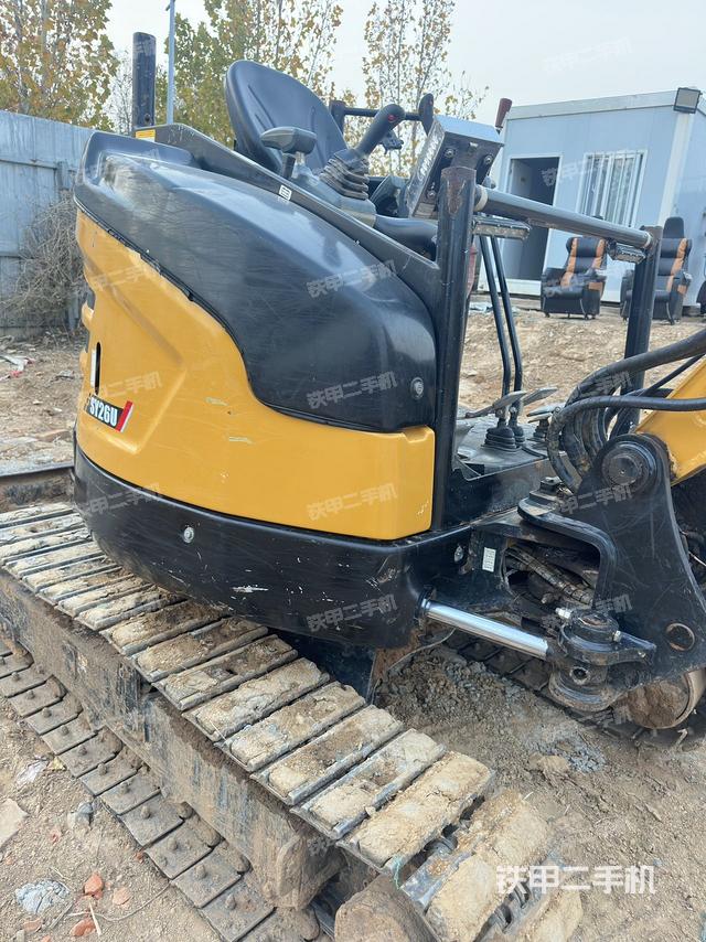 回轉(zhuǎn)馬達(dá)和主控閥（整機(jī)外觀）