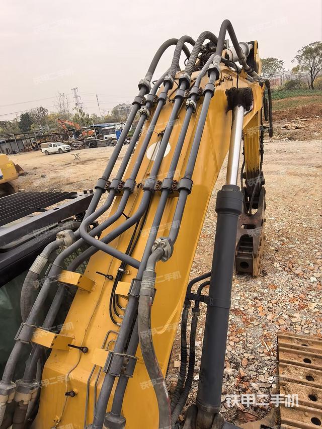 大臂油缸整体 竖拍（工作和回转装置）