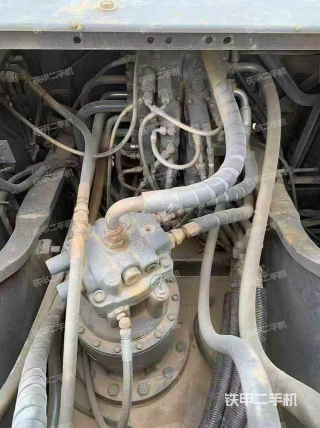 回转马达和主控阀（整机外观）