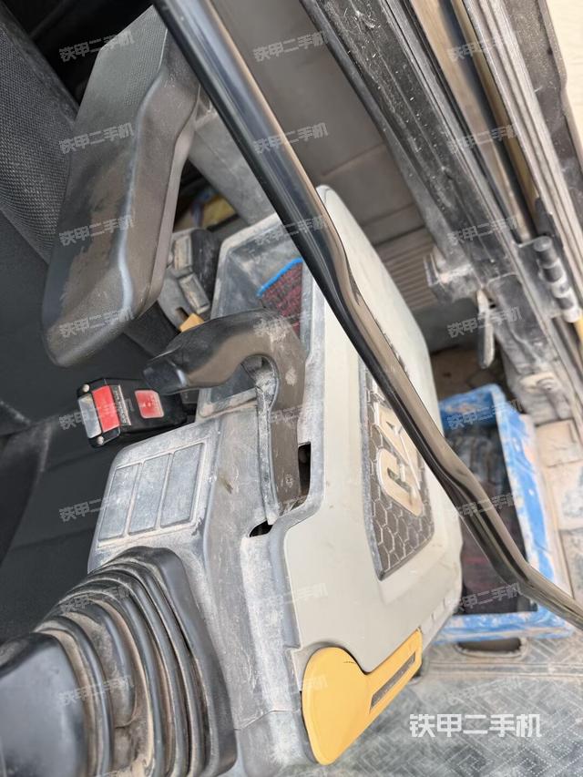 座椅右侧控制台/钥匙门/油门/含右手柄（驾驶室部分）