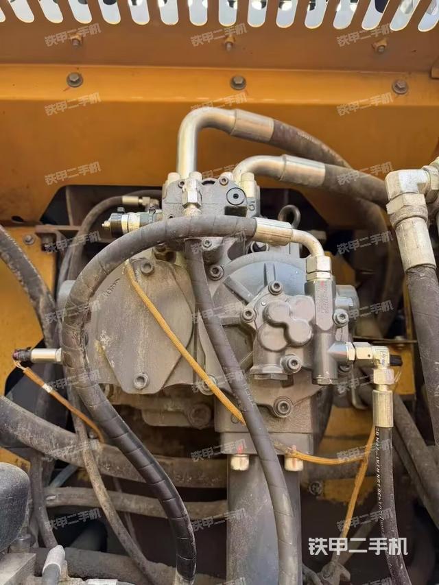 液壓泵艙室正面整體（整機(jī)外觀）