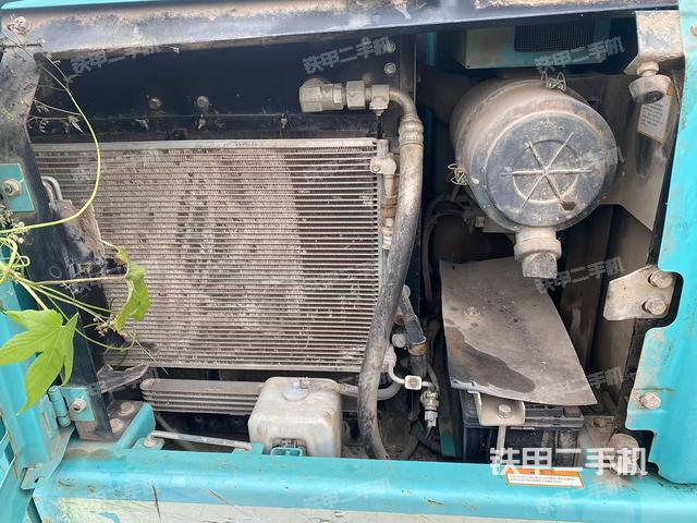 液压泵舱室正面整体（整机外观）