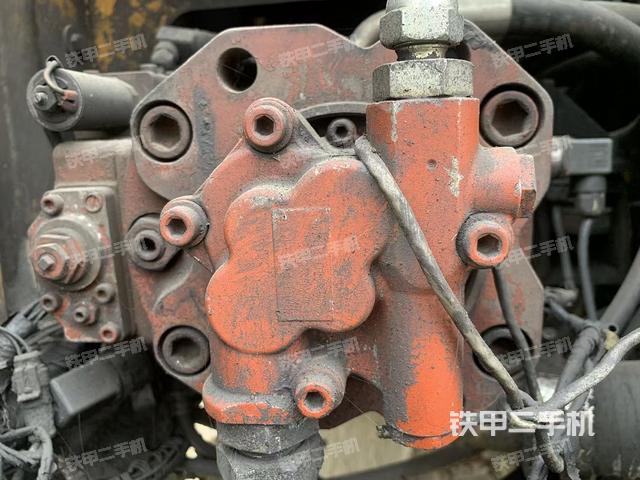 液压泵舱室正面整体（整机外观）