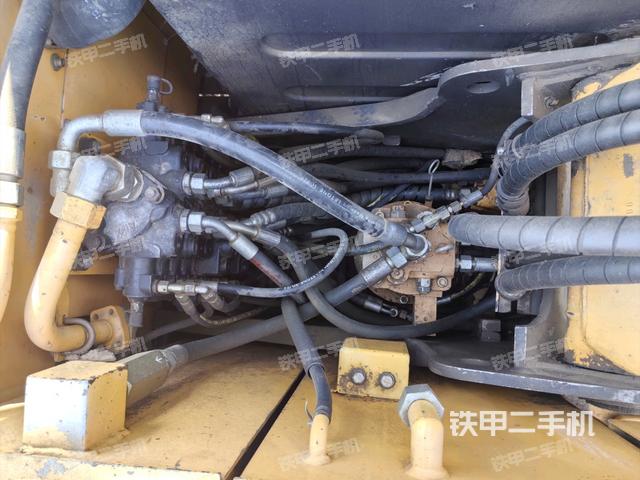 回轉(zhuǎn)馬達(dá)和主控閥（整機(jī)外觀）