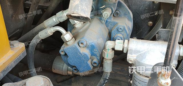 液压泵舱室正面整体（整机外观）