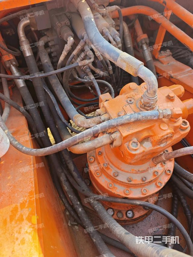 回转马达和主控阀（整机外观）