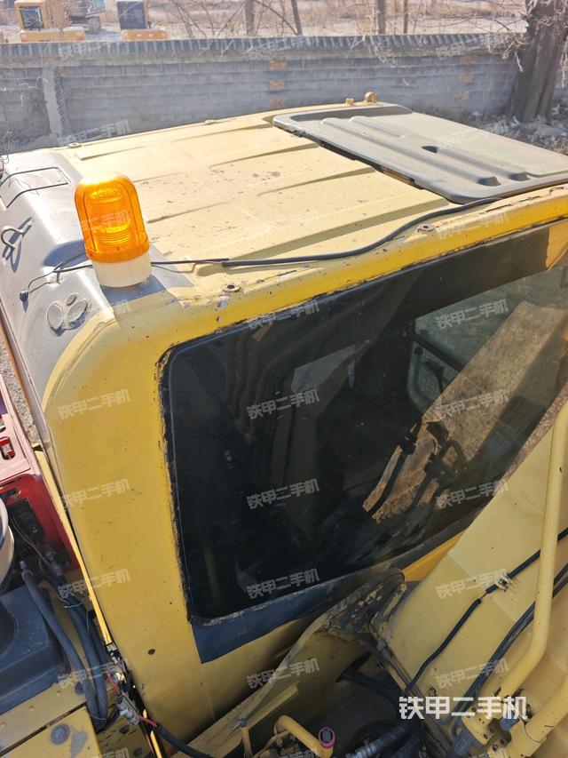 駕駛室頂部（整機外觀）