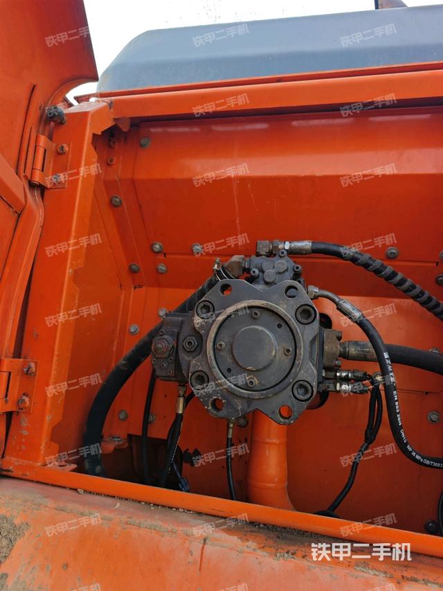 液压泵舱室正面整体（整机外观）