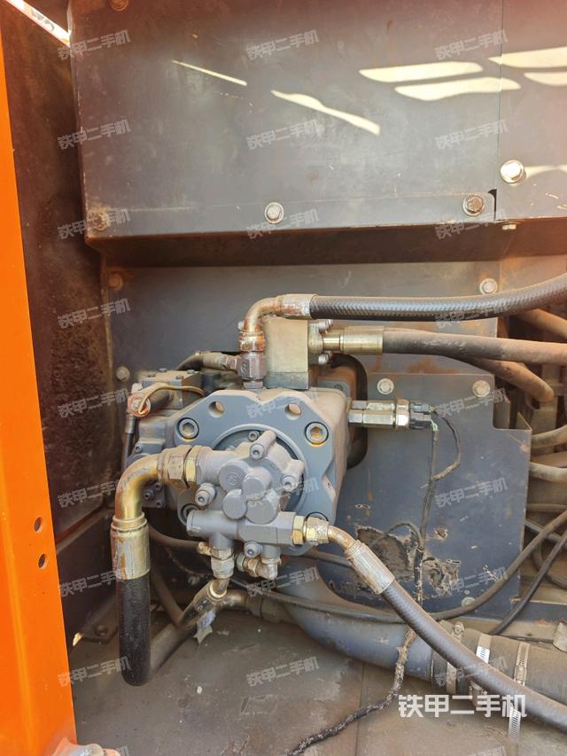 液压泵舱室正面整体（整机外观）