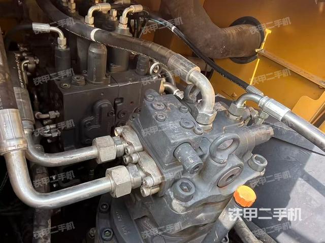 回转马达和主控阀（整机外观）