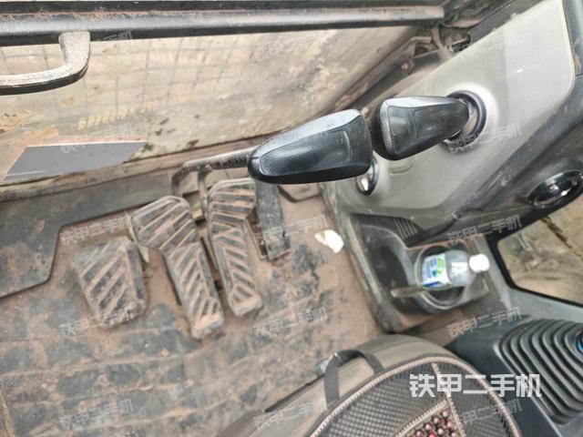 行走控制手柄和踏板 俯拍（驾驶室部分）