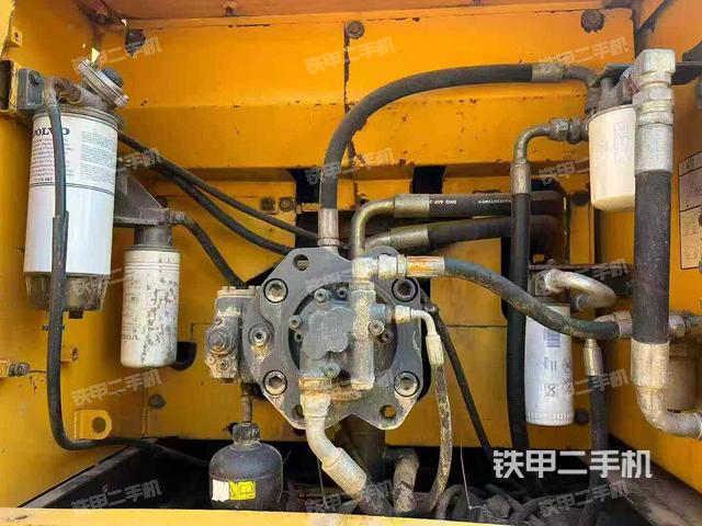 液壓泵艙室正面整體（整機(jī)外觀）