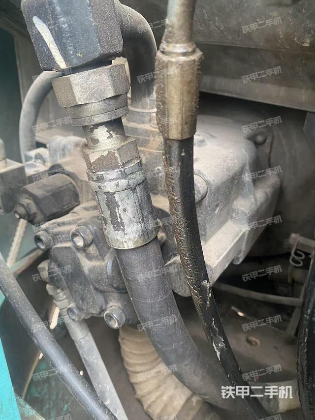 液压泵舱室正面整体（整机外观）