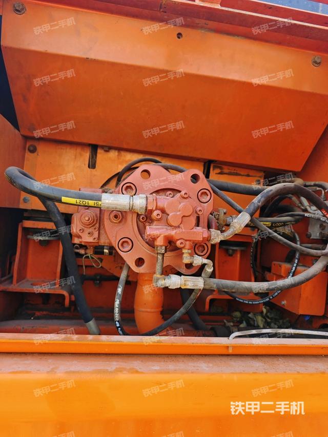 液压泵舱室正面整体（整机外观）