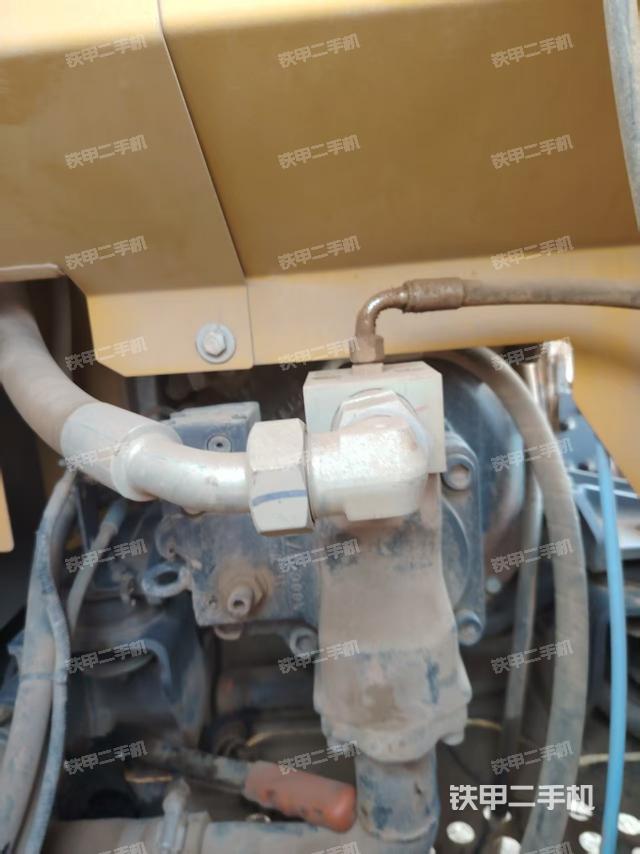 液壓泵艙室正面整體（整機外觀）