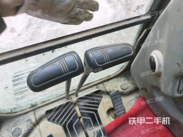 行走控制手柄和踏板?俯拍（駕駛室部分）