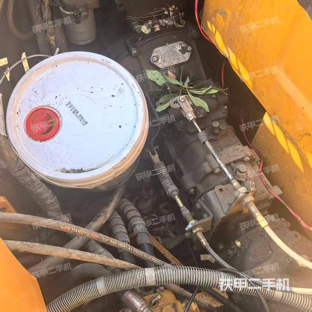 液压泵舱室正面整体（整机外观）