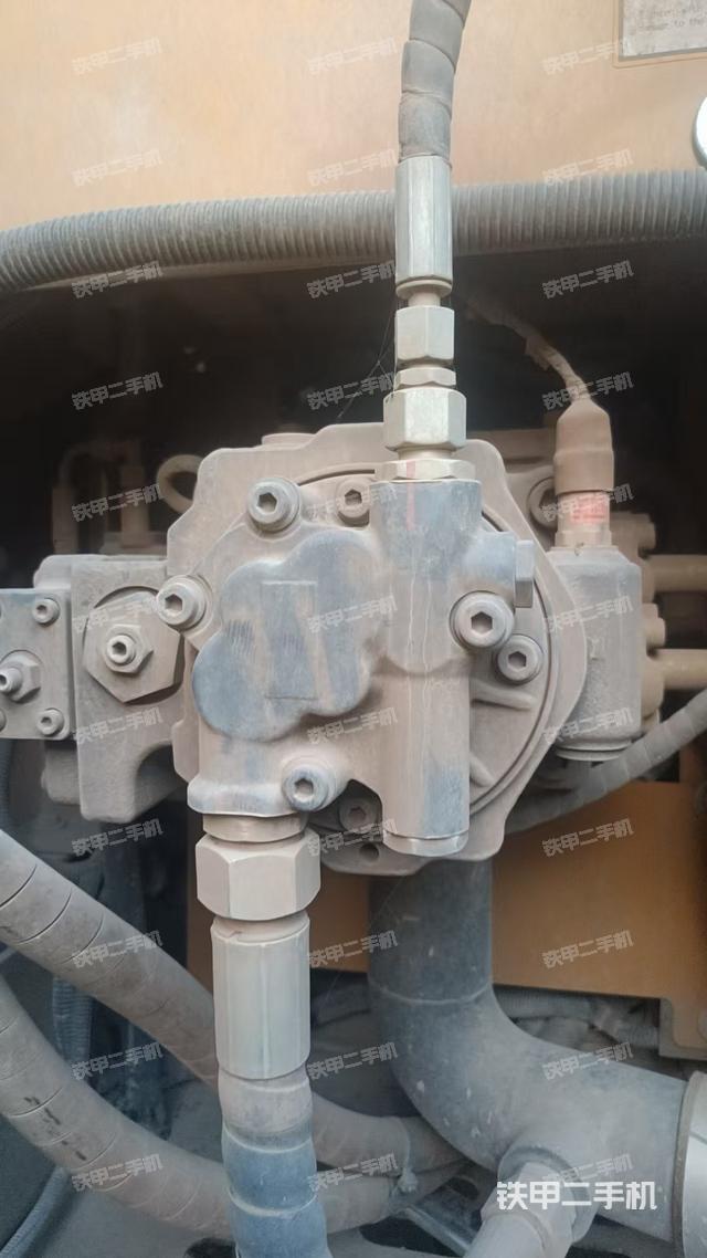 液压泵舱室正面整体（整机外观）